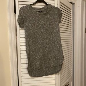 Heathered gray Tshirt with side slits